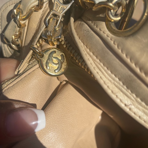 CHANEL Beige Quilted Shoulder Bag with Gold Chain - Picture 9 of 16